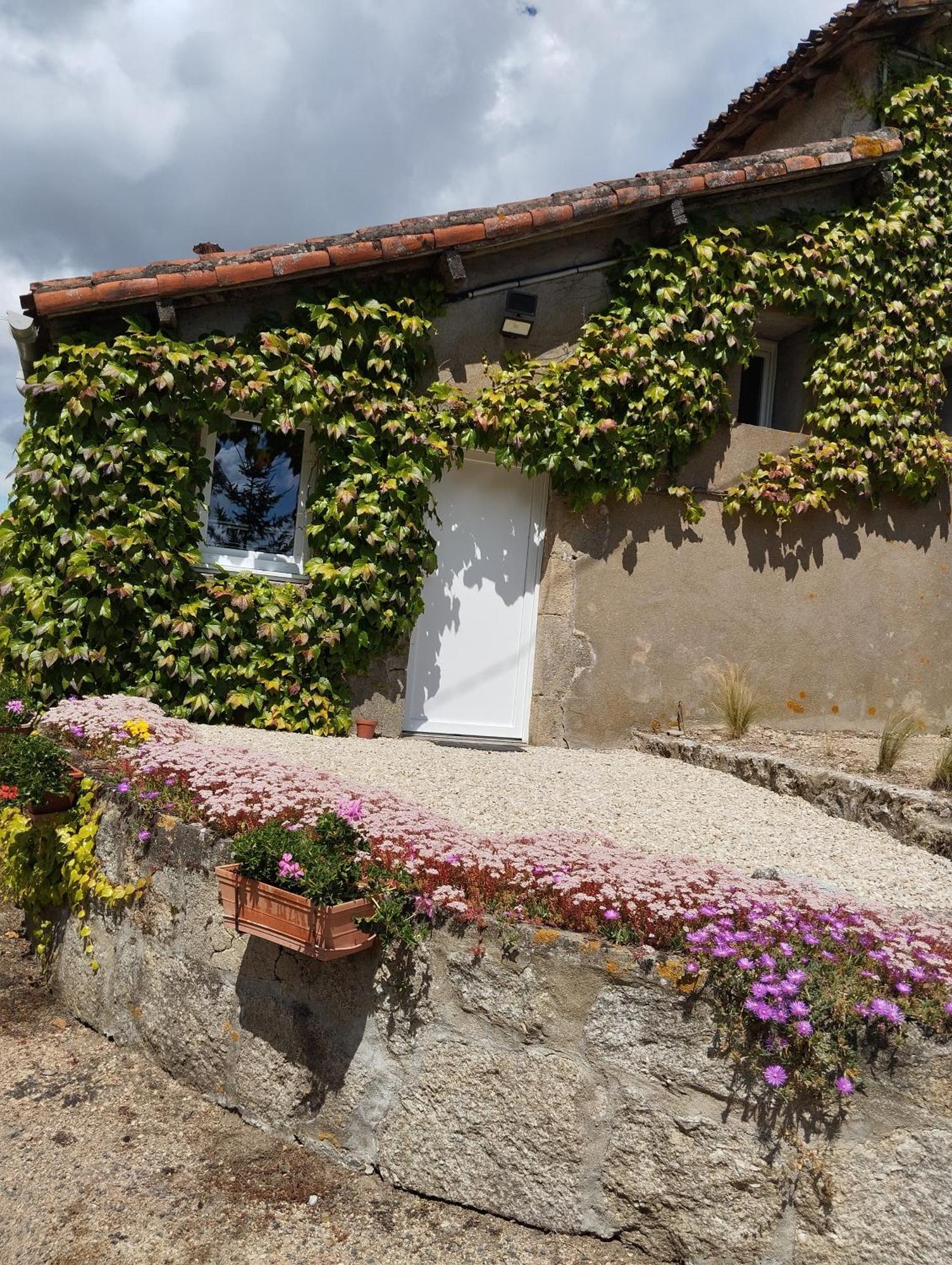 Maison Au Calme Avec Vue Etang Clesse  외부 사진